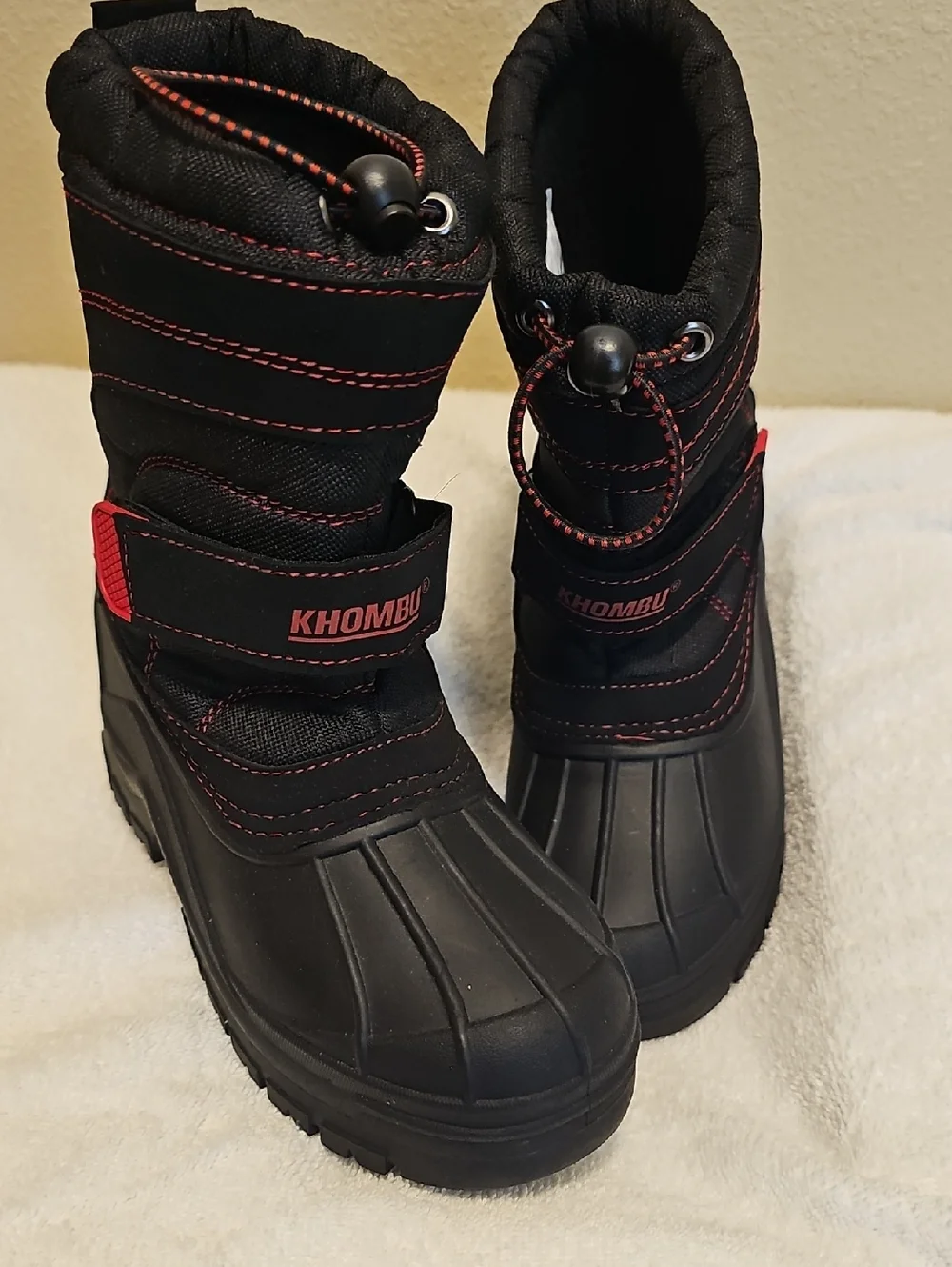 Khombu Black Snow Boots with Red Accents